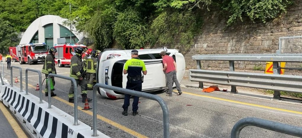 Sbanda, perde il controllo del auto e si ribalta: paura per una donna coinvolta